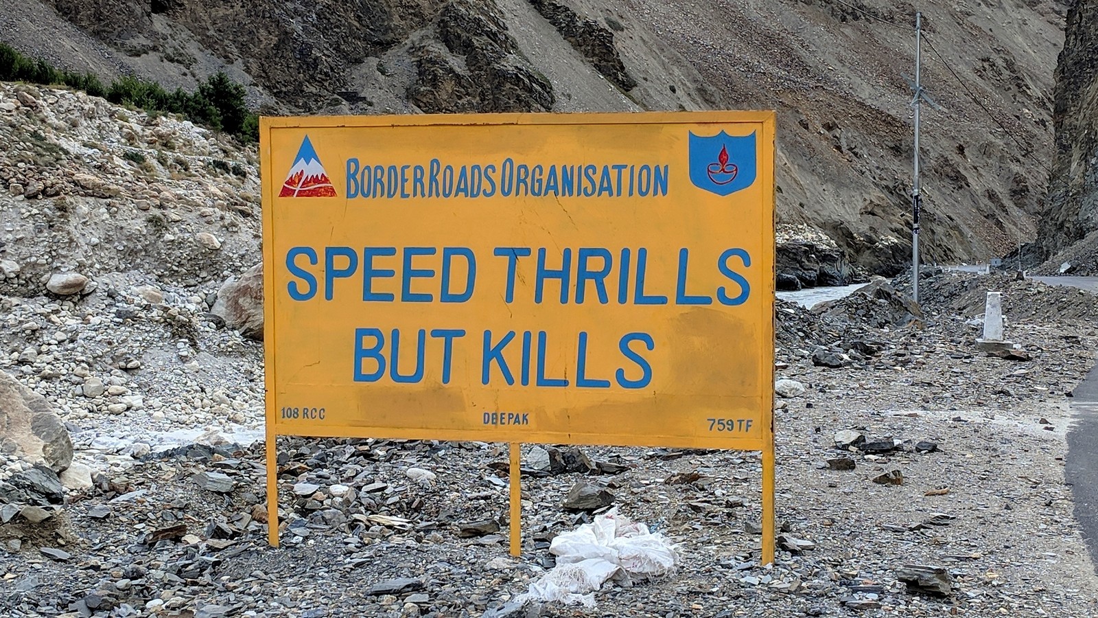 Speed Thrills But Kills roadside sign